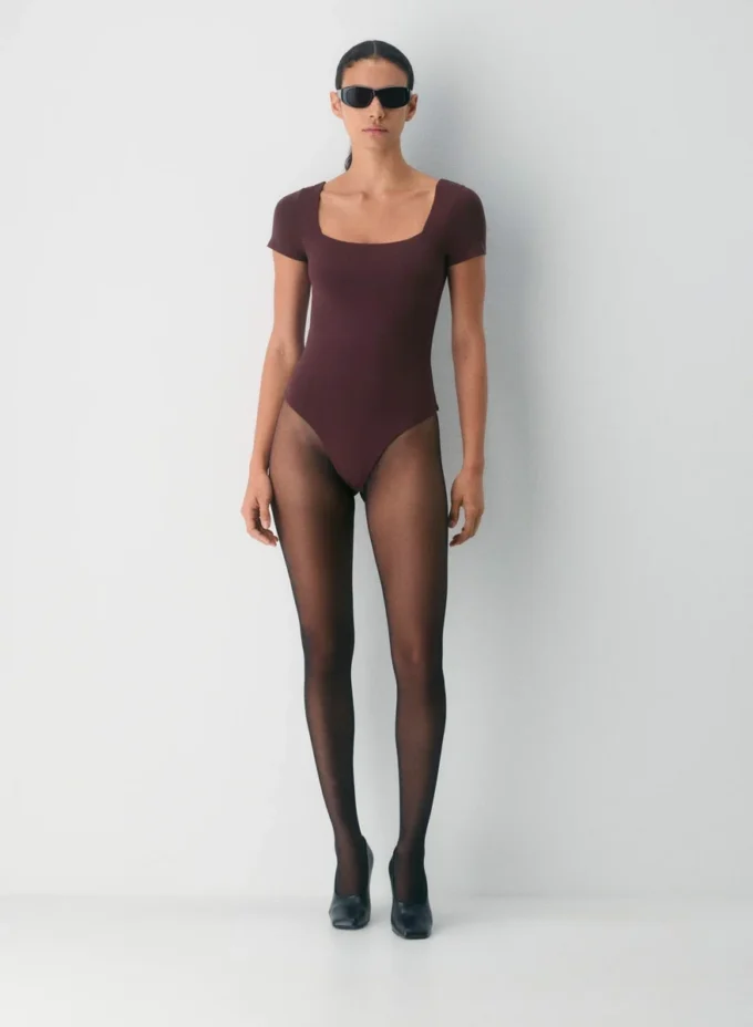 Body original con cuello cuadrado y contorno