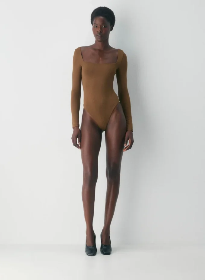 Body original con cuello cuadrado y contorno