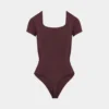 Body original con cuello cuadrado y contorno