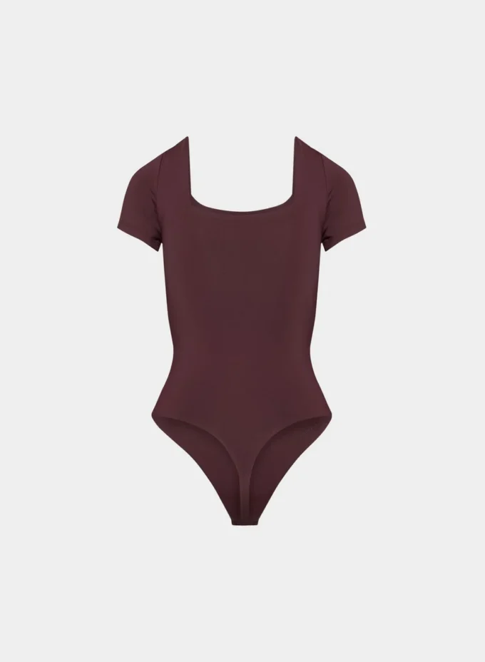 Body original con cuello cuadrado y contorno
