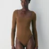 Body original con cuello cuadrado y contorno
