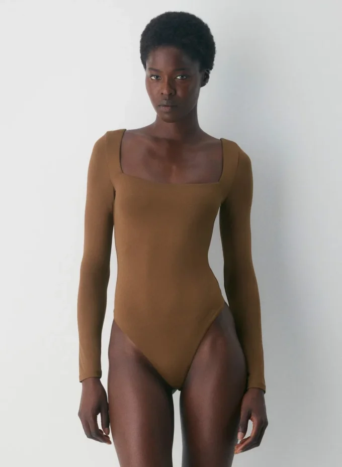 Body original con cuello cuadrado y contorno