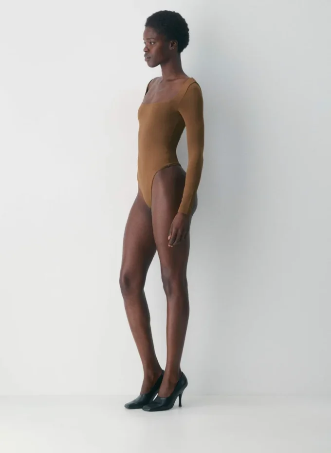 Body original con cuello cuadrado y contorno