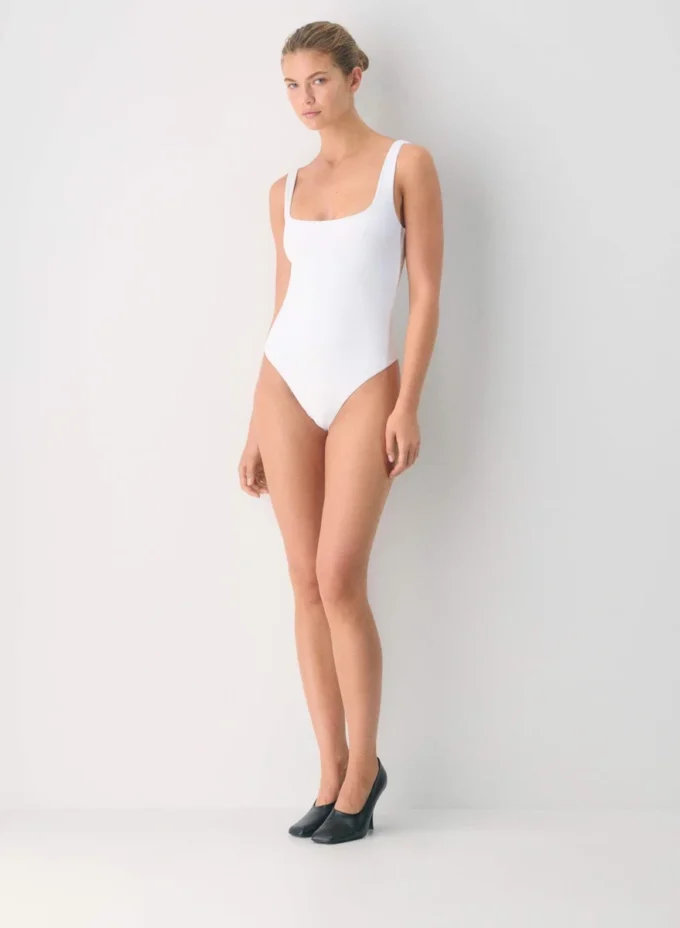 Body original con cuello cuadrado y contorno