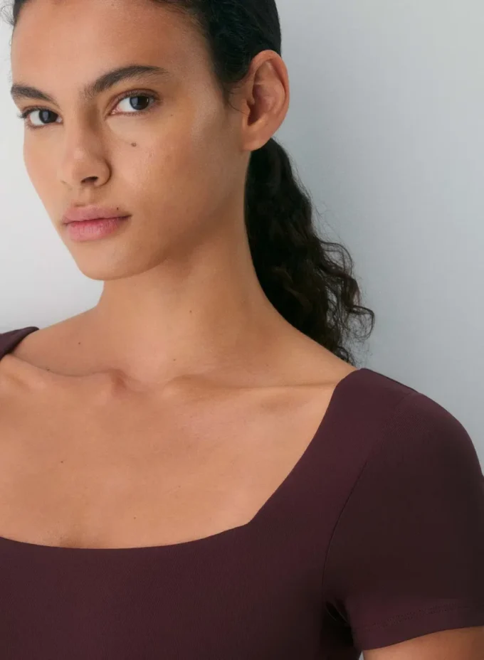 Body original con cuello cuadrado y contorno