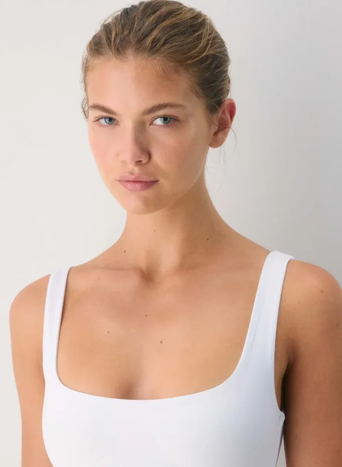 Body original con cuello cuadrado y contorno