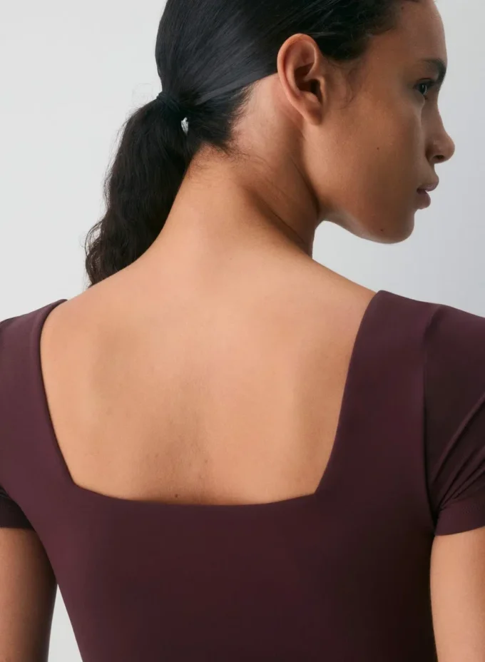 Body original con cuello cuadrado y contorno