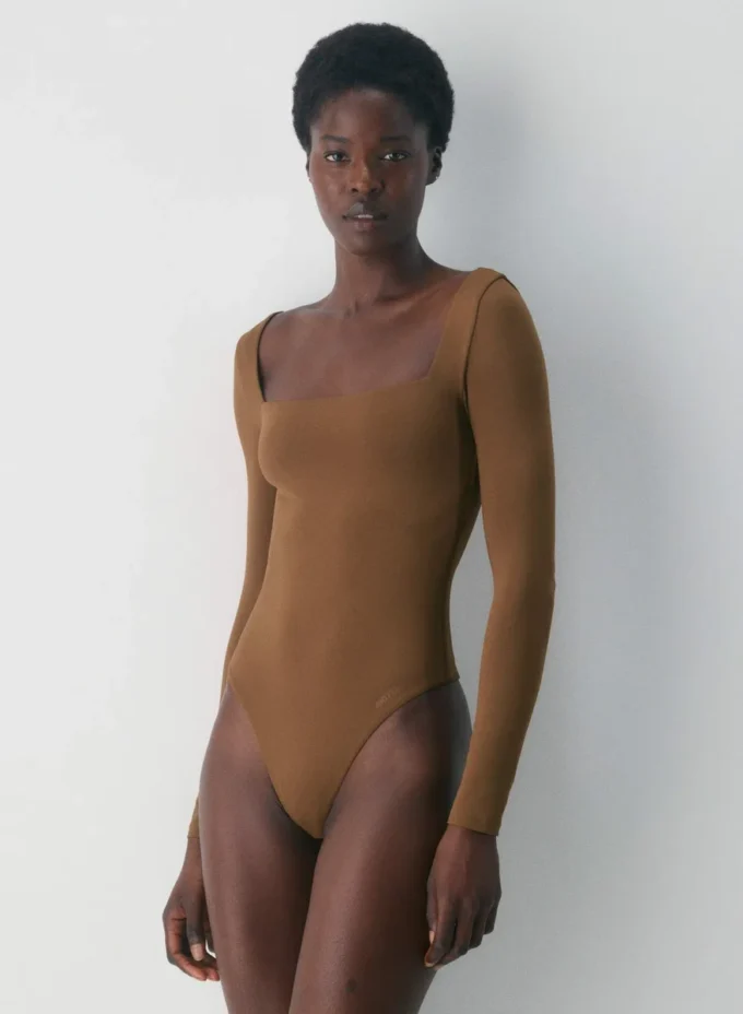 Body original con cuello cuadrado y contorno