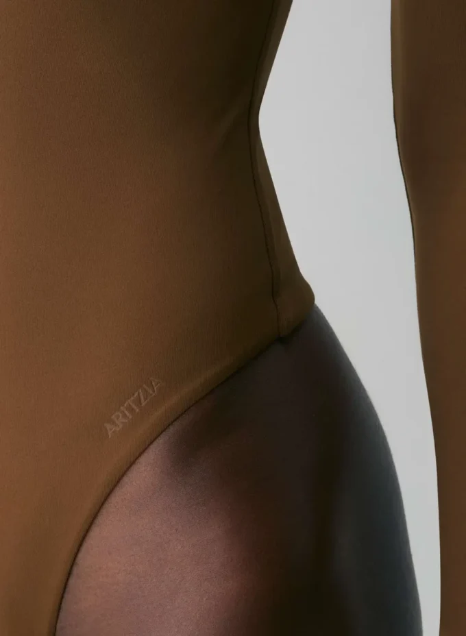 Body original con cuello cuadrado y contorno