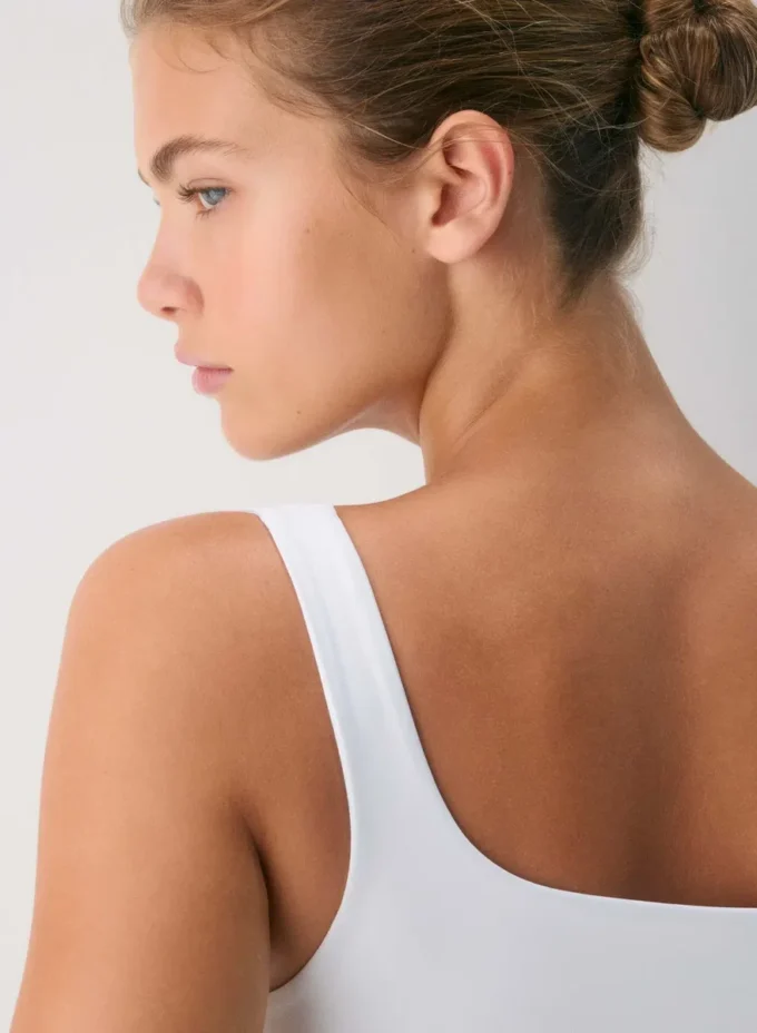 Body original con cuello cuadrado y contorno