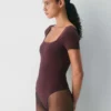 Body original con cuello cuadrado y contorno