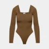 Body original con cuello cuadrado y contorno