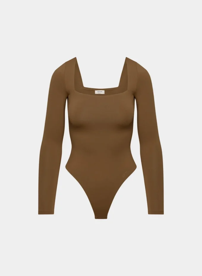 Body original con cuello cuadrado y contorno