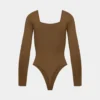 Body original con cuello cuadrado y contorno