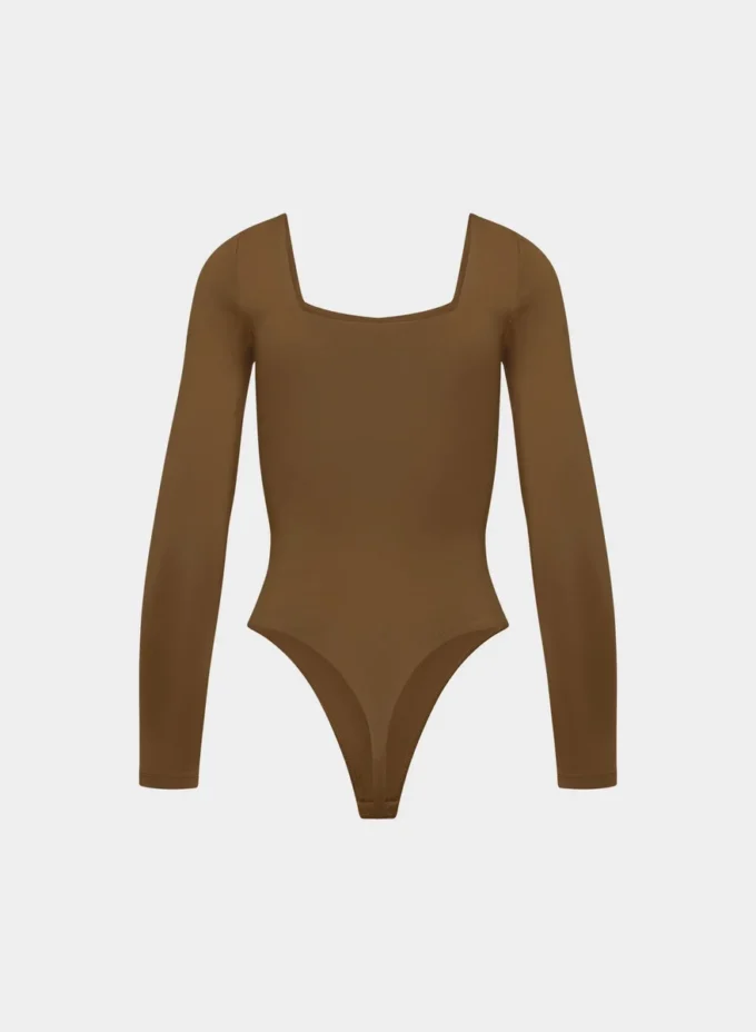 Body original con cuello cuadrado y contorno