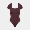 Body original con cuello cuadrado y contorno