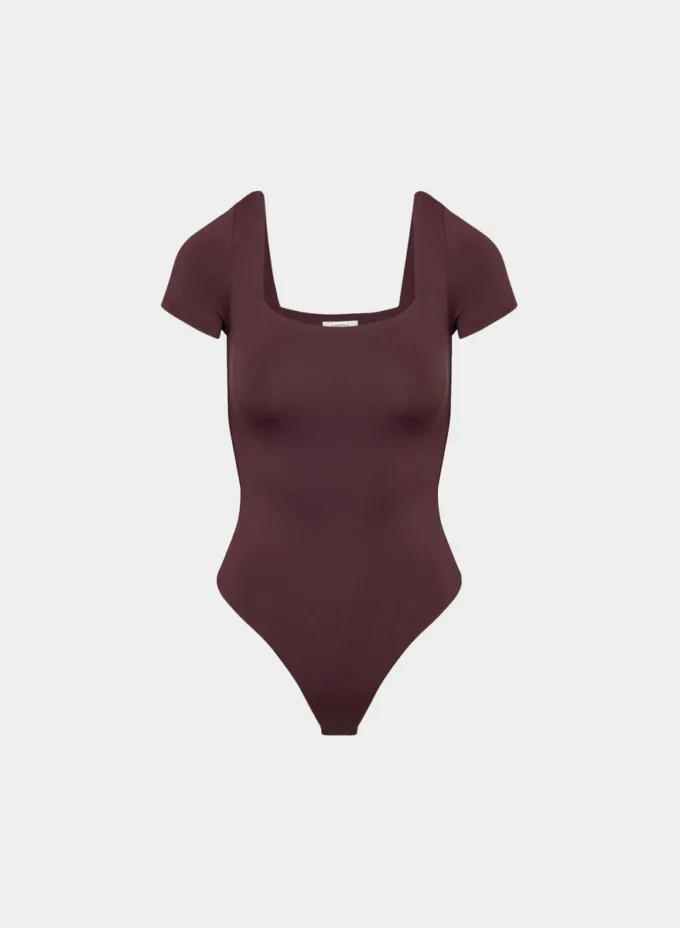 Body original con cuello cuadrado y contorno