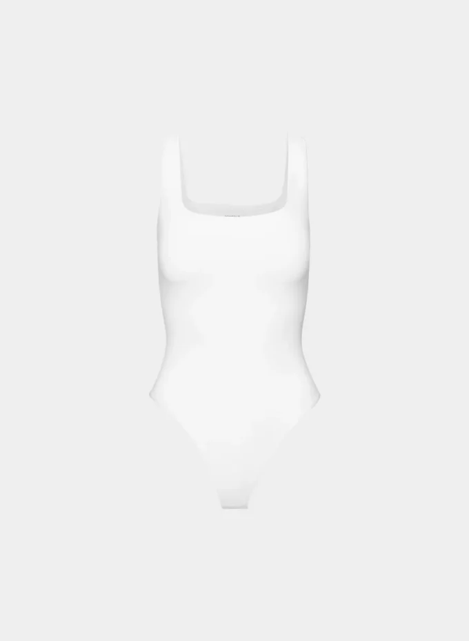 Body original con cuello cuadrado y contorno