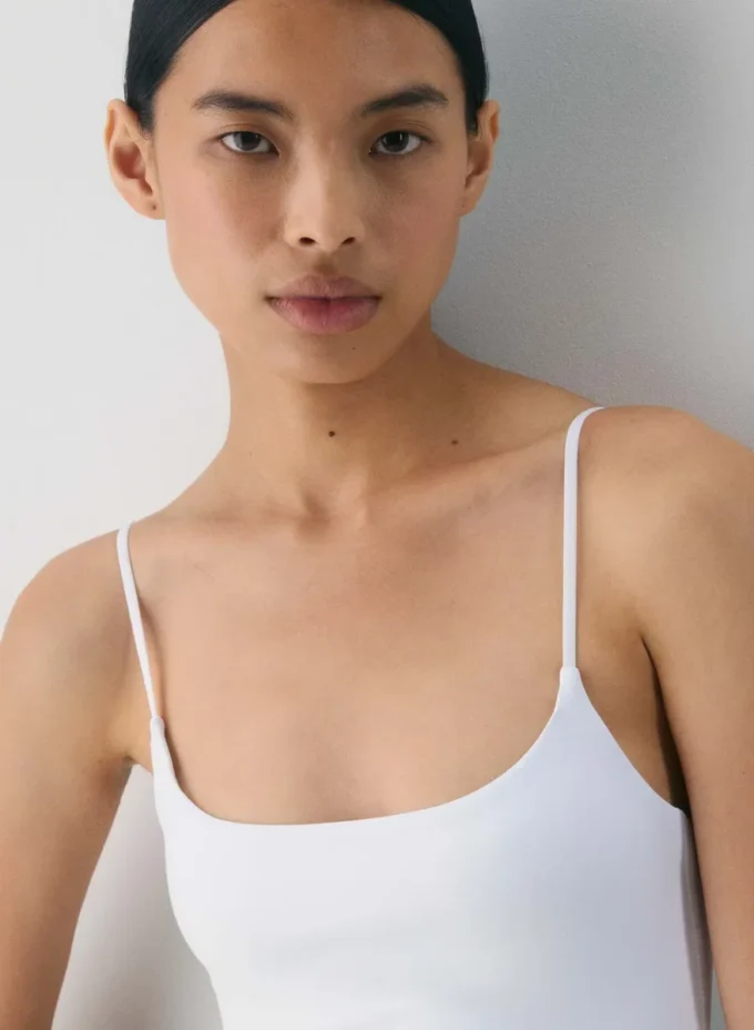 Camiseta sin mangas con cuello cuadrado y corte ajustado Original Contour de Aritzia Camiseta sin mangas con cuello cuadrado y corte ajustado Original Contour de Aritzia