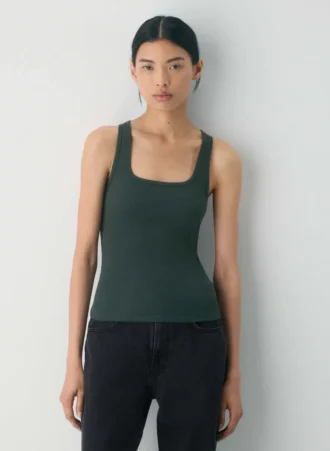 Camiseta sin mangas con cuello cuadrado y ribete HomeStretch™