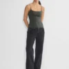 camiseta sin mangas con cuello cuadrado y tirantes ajustables de Aritzia camiseta sin mangas con cuello cuadrado y tirantes ajustables de Aritzia