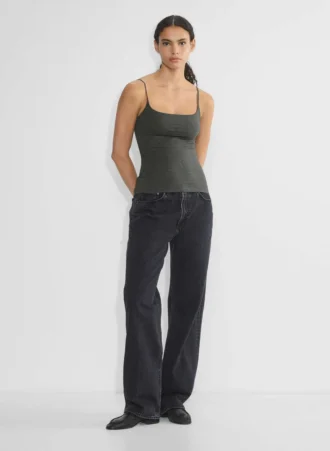 camiseta sin mangas con cuello cuadrado y tirantes ajustables de Aritzia