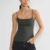 camiseta sin mangas con cuello cuadrado y tirantes ajustables de Aritzia camiseta sin mangas con cuello cuadrado y tirantes ajustables de Aritzia