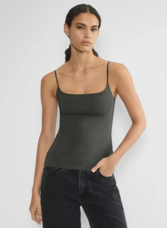 camiseta sin mangas con cuello cuadrado y tirantes ajustables de Aritzia
