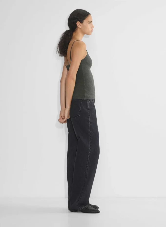 camiseta sin mangas con cuello cuadrado y tirantes ajustables de Aritzia camiseta sin mangas con cuello cuadrado y tirantes ajustables de Aritzia