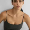 camiseta sin mangas con cuello cuadrado y tirantes ajustables de Aritzia camiseta sin mangas con cuello cuadrado y tirantes ajustables de Aritzia
