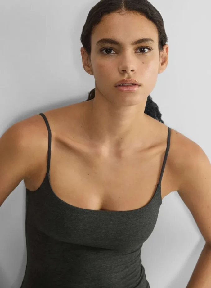 camiseta sin mangas con cuello cuadrado y tirantes ajustables de Aritzia camiseta sin mangas con cuello cuadrado y tirantes ajustables de Aritzia