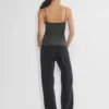 camiseta sin mangas con cuello cuadrado y tirantes ajustables de Aritzia camiseta sin mangas con cuello cuadrado y tirantes ajustables de Aritzia
