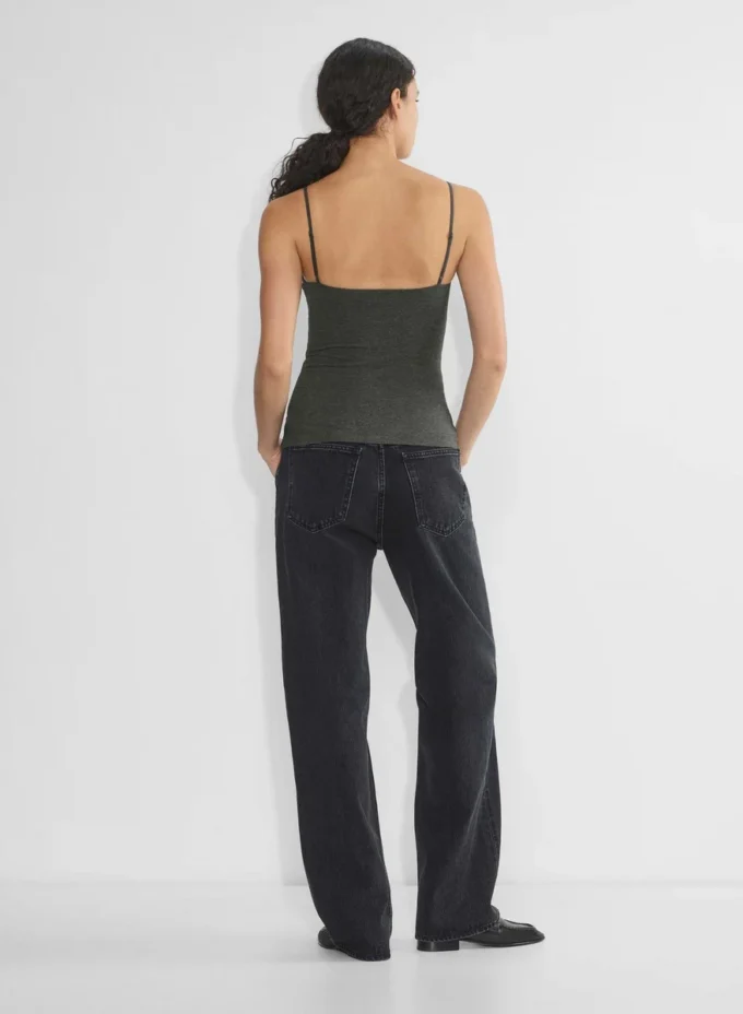 camiseta sin mangas con cuello cuadrado y tirantes ajustables de Aritzia camiseta sin mangas con cuello cuadrado y tirantes ajustables de Aritzia