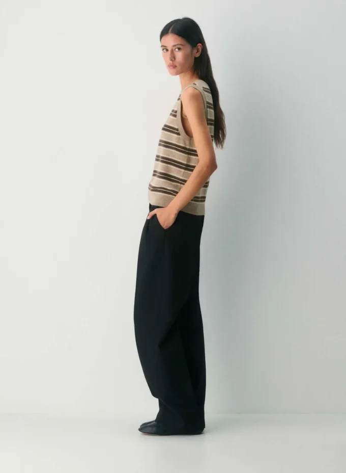 Chaleco de punto de cuello redondo Bare Cashmere Chaleco de punto de cuello redondo Bare Cashmere