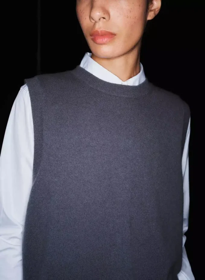 Chaleco de punto de cuello redondo Bare Cashmere Chaleco de punto de cuello redondo Bare Cashmere
