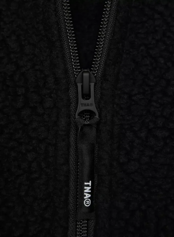 chaleco sin mangas con cuello alto Polartec® Thermal Pro™. chaleco sin mangas con cuello alto Polartec® Thermal Pro™.