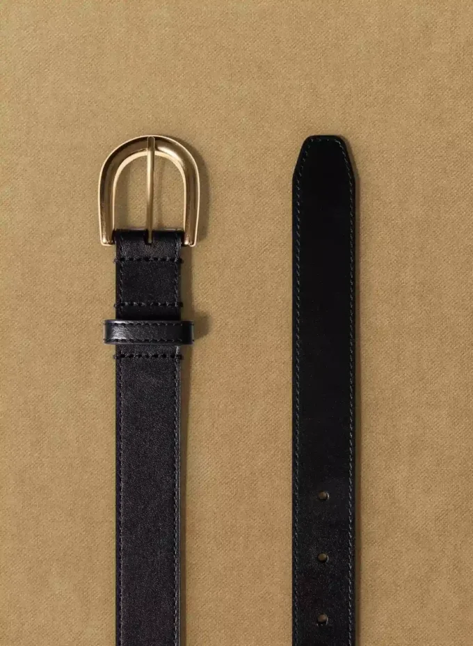 Cinturón de cuero macizo con detalle en latón