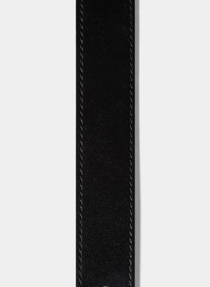 Cinturón de cuero macizo con detalle en latón