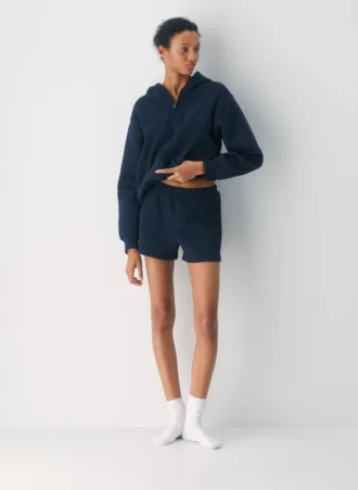 Cozy Sweatfleece de Aritzia. Mini shorts perfectos de talle alto