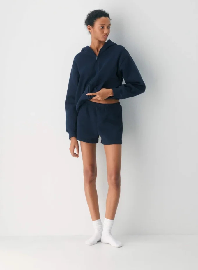Cozy Sweatfleece de Aritzia. Mini shorts perfectos de talle alto Cozy Sweatfleece de Aritzia. Mini shorts perfectos de talle alto