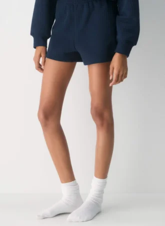 Cozy Sweatfleece de Aritzia. Mini shorts perfectos de talle alto