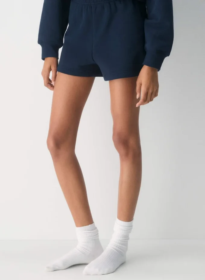 Cozy Sweatfleece de Aritzia. Mini shorts perfectos de talle alto Cozy Sweatfleece de Aritzia. Mini shorts perfectos de talle alto