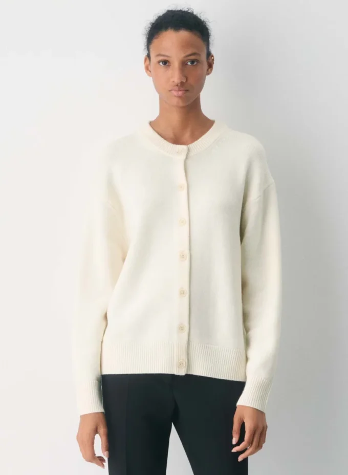 Cárdigan de cuello redondo de lana merino esencial Cárdigan de cuello redondo de lana merino esencial