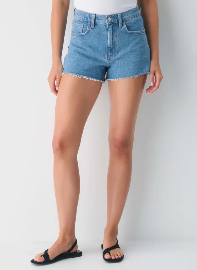 Denim Forum Jodie Mini short vaquero de talle alto y corte curvilíneo Denim Forum Jodie Mini short vaquero de talle alto y corte curvilíneo