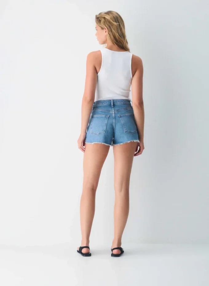 Denim Forum Jodie Mini short vaquero de talle alto y corte curvilíneo Denim Forum Jodie Mini short vaquero de talle alto y corte curvilíneo