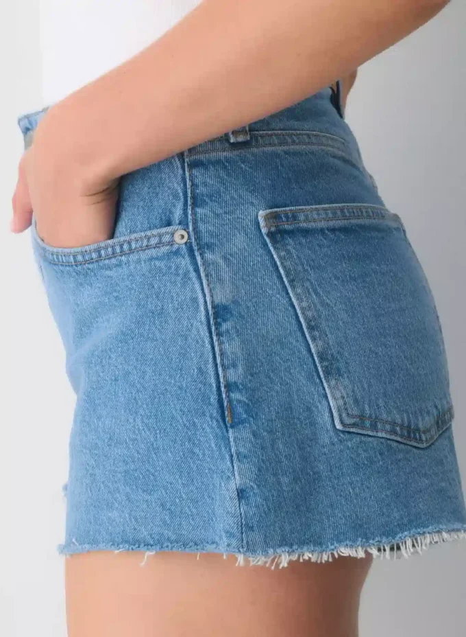 Denim Forum Jodie Mini short vaquero de talle alto y corte curvilíneo Denim Forum Jodie Mini short vaquero de talle alto y corte curvilíneo