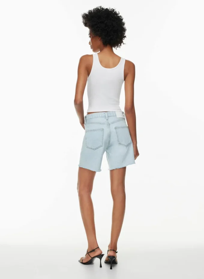 Denim Forum Pantalón corto vaquero Yoko de talle alto y largo hasta la mitad del muslo Denim Forum Pantalón corto vaquero Yoko de talle alto y largo hasta la mitad del muslo