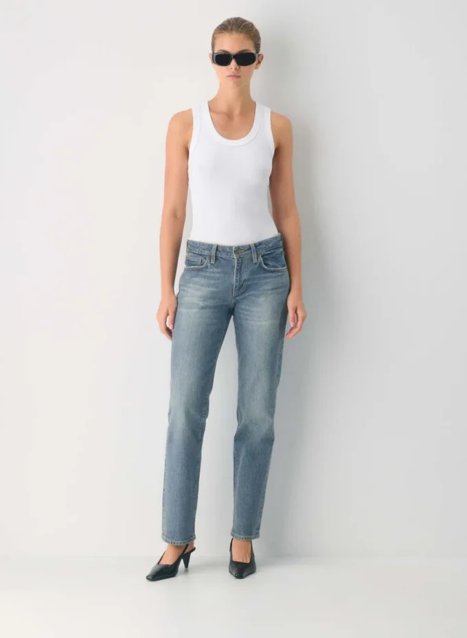 Denim Forum Tilda Vaqueros rectos de talle bajo y corte curvo Denim Forum Tilda Vaqueros rectos de talle bajo y corte curvo