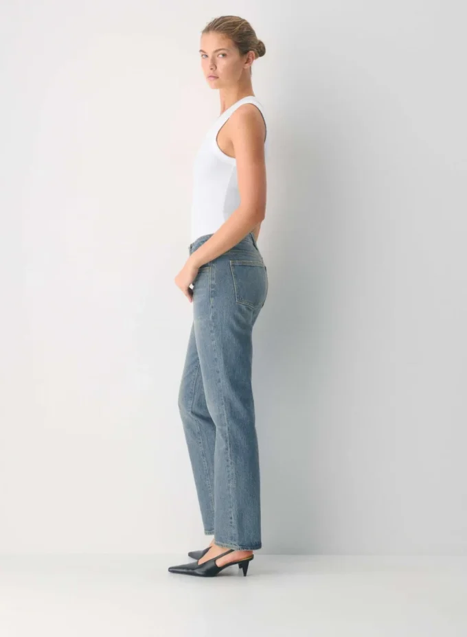 Denim Forum Tilda Vaqueros rectos de talle bajo y corte curvo Denim Forum Tilda Vaqueros rectos de talle bajo y corte curvo