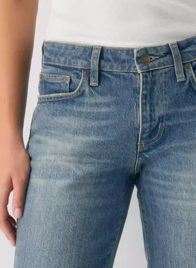 Denim Forum Tilda Vaqueros rectos de talle bajo y corte curvo Denim Forum Tilda Vaqueros rectos de talle bajo y corte curvo